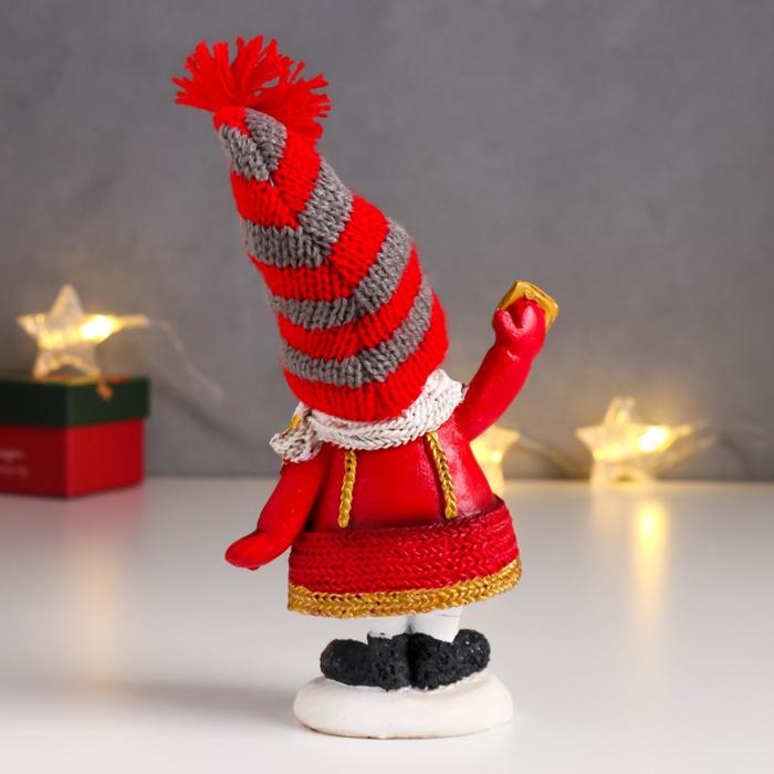 Сувенир полистоун  Сувенир полистоун "Снеговик в красной шубе, полосатом колпаке и шарфике" 14х10,5х5 см