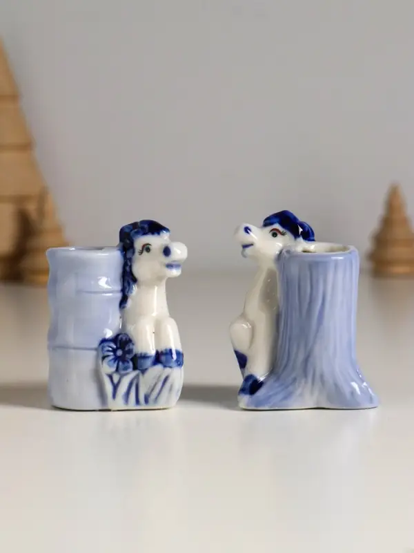 Сувенир керамика подставка "Лошадка с мешком/бочкой монет" бело-синий МИКС 4,2х4х5,5 см