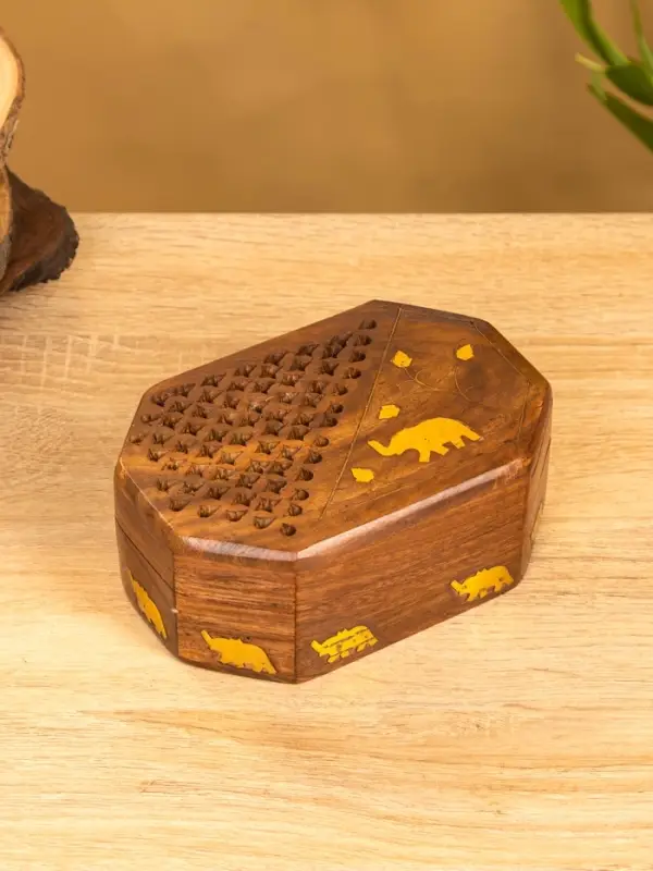 Шкатулка резная Шкатулка резная "Слоник в саду" 15х10х5 см, дерево шишам