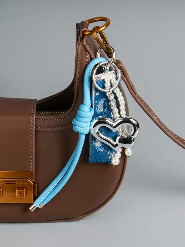 Брелок на карабине с джинс. ремешком Брелок на карабине с джинс. ремешком "Сердце и нить жемчуга" бусины d=0,5 см 18х4,8х2 см