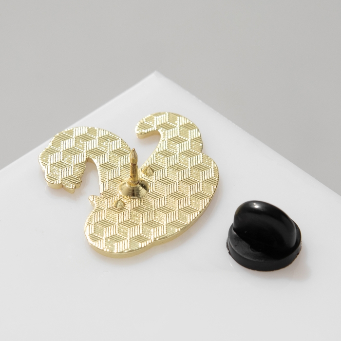 Новый год! Символ года 2025! Значок «Змейка» добрая, цвет коричневый в золоте Новый год! Символ года 2025! Значок «Змейка» добрая, цвет коричневый в золоте