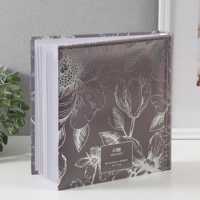 Фотоальбом на 200 фото 10х15 см Фотоальбом на 200 фото 10х15 см "Цветы. Серебро" тиснение, бумажн листы 22,4х20,8х5 см 10