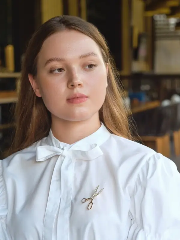 Брошь &laquo;Ножницы&raquo;, белая в золоте