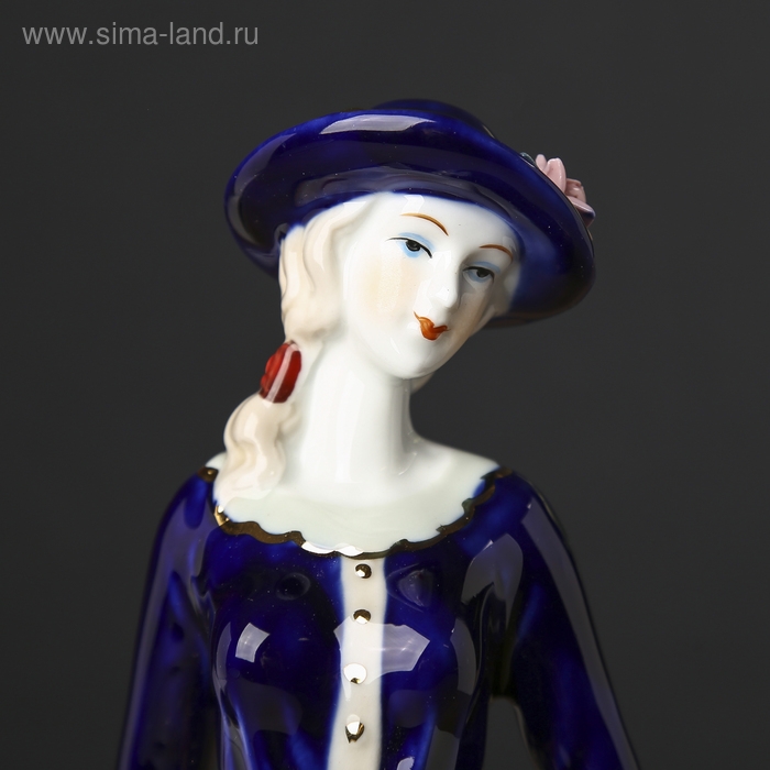 Сувенир керамика  Сувенир керамика "Девушка в пальто на прогулке" 29х8х7,5 см