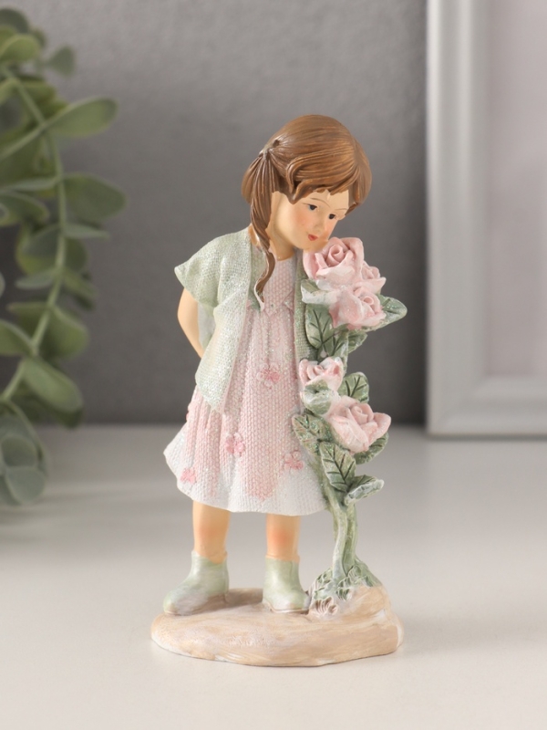 Сувенир полистоун Сувенир полистоун "Малышка у куста с розами" розово-зелёный 6х5,5х12 см