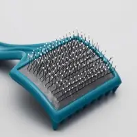 Щётка - пуходёрка большая, основание 68&times;48 мм, мягкая с каплями, бирюзовая
