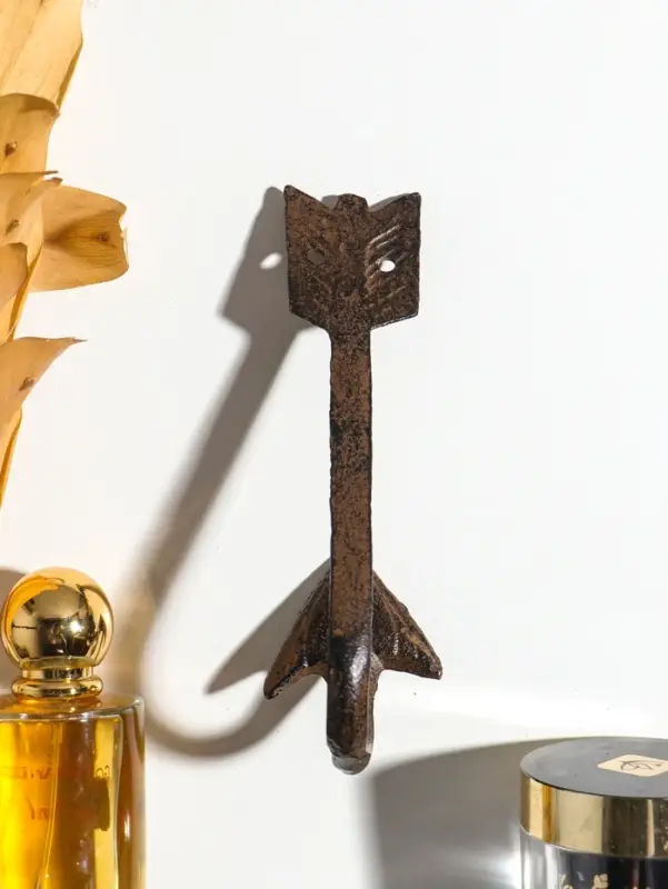 Крючок настенный &laquo;Изогнутая стрела&raquo;, ключница декоративная, чугун, 15.5&times;4.8&times;5.8 см