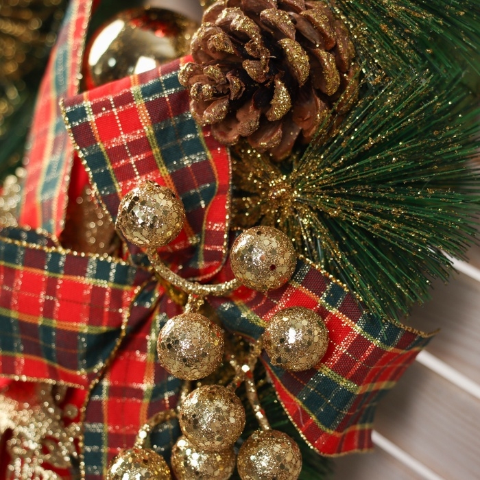 Венок новогодний d-30 см  Венок новогодний d-30 см "Яркая сказка" шары цветы ягодки шишки