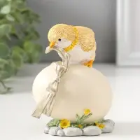 Сувенир полистоун "Цыплёнок завязывает подарочный бант на яйце" 11 см