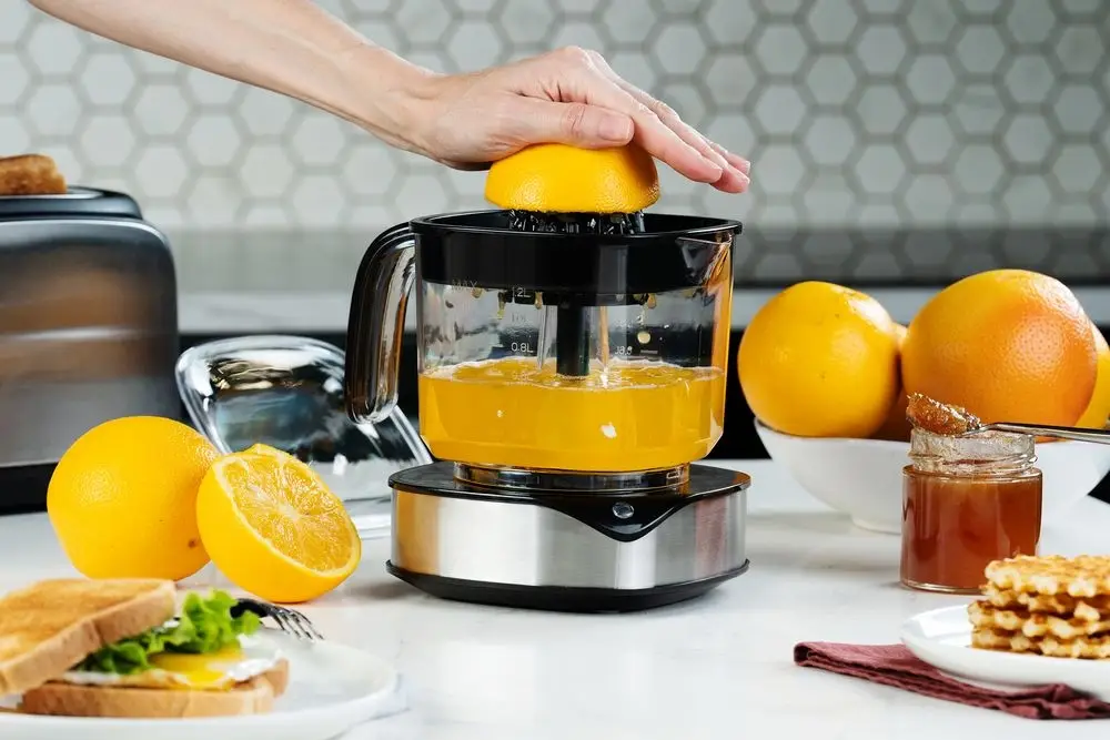 Электрическая соковыжималка для цитрусовых Source Force, серебристо-черная Электрическая соковыжималка для цитрусовых Source Force, серебристо-черная