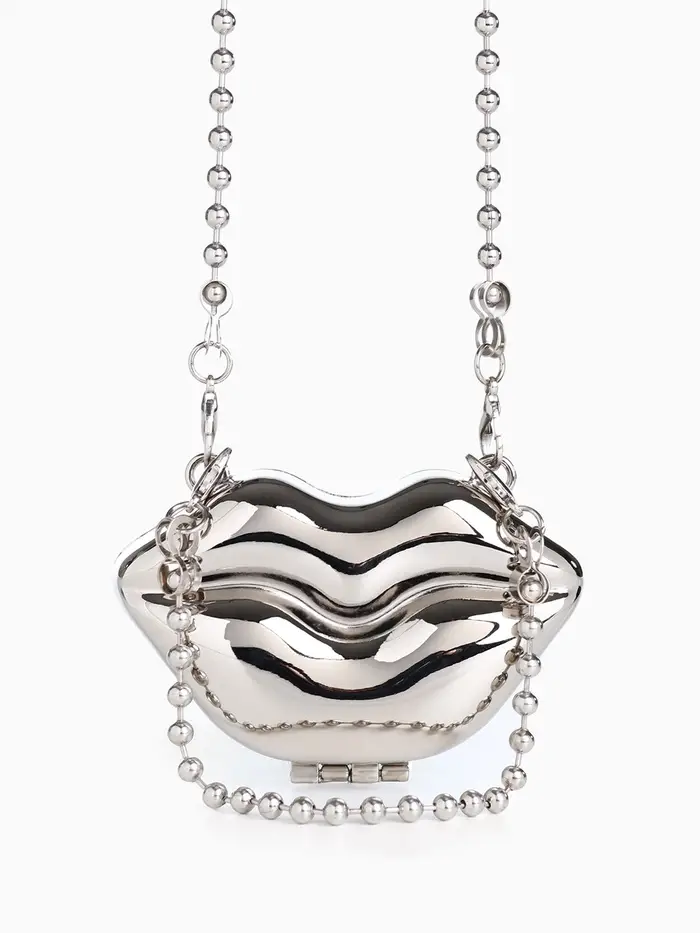 Сумка мини-клатч на магните, в форме губ, жёсткий корпус, на длинной цепочке, серебристая