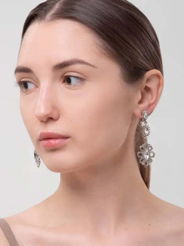 Серьги клипсы для ушей висячие со стразами QF &laquo;Ажур&raquo;, белые в серебре