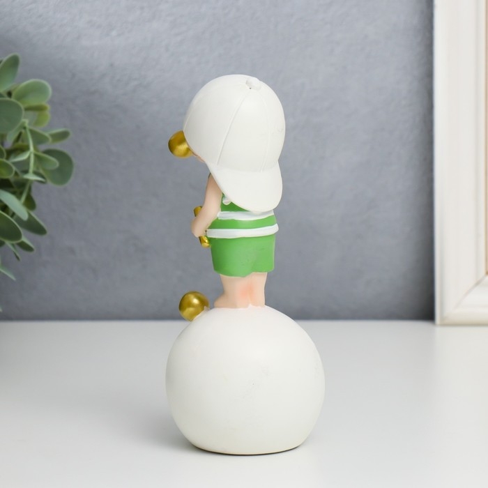 Сувенир полистоун  Сувенир полистоун "Малыш в белой бейсболке, с золотым пузырём на шаре" 16х7х8 см