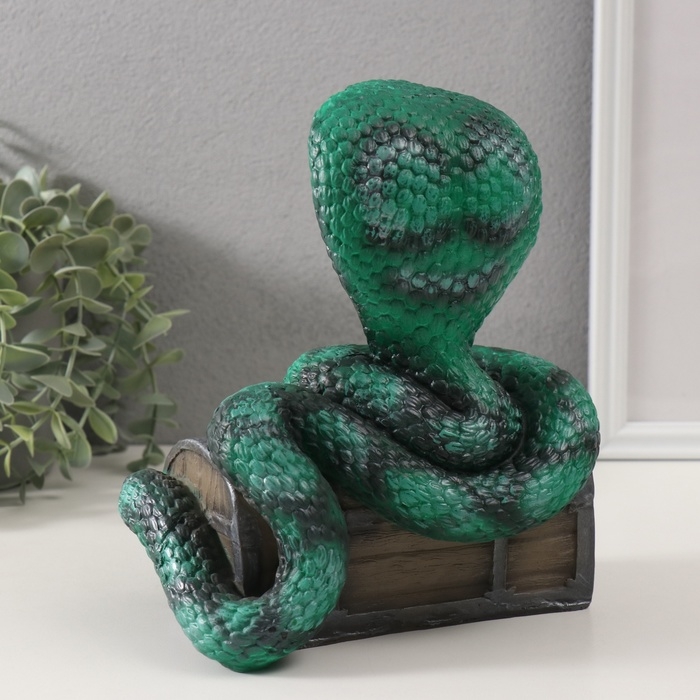 Фигурка Фигурка "КОБРА НА СУНДУКЕ" 20 х 17 х 12 см.