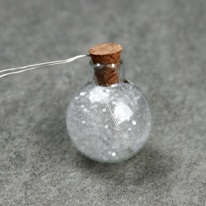 Гирлянда «Нить» 1.6 м с насадками «Шарики с белым конфетти», IP20, серебристая нить, 15 LED, батарейки ААх2 (нет в комплекте), свечение белое Гирлянда «Нить» 1.6 м с насадками «Шарики с белым конфетти», IP20, серебристая нить, 15 LED, батарейки ААх2 (нет в комплекте), свечение белое