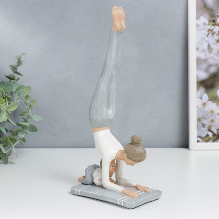 Сувенир полистоун  Сувенир полистоун "Мама в стойке на предплечьях, с малышом" бело-серый 24х6,5х11 см