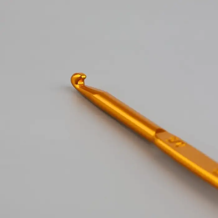 Крючок для вязания, двусторонний, d=3.5/4.5 мм, 13 см, цвет золотой