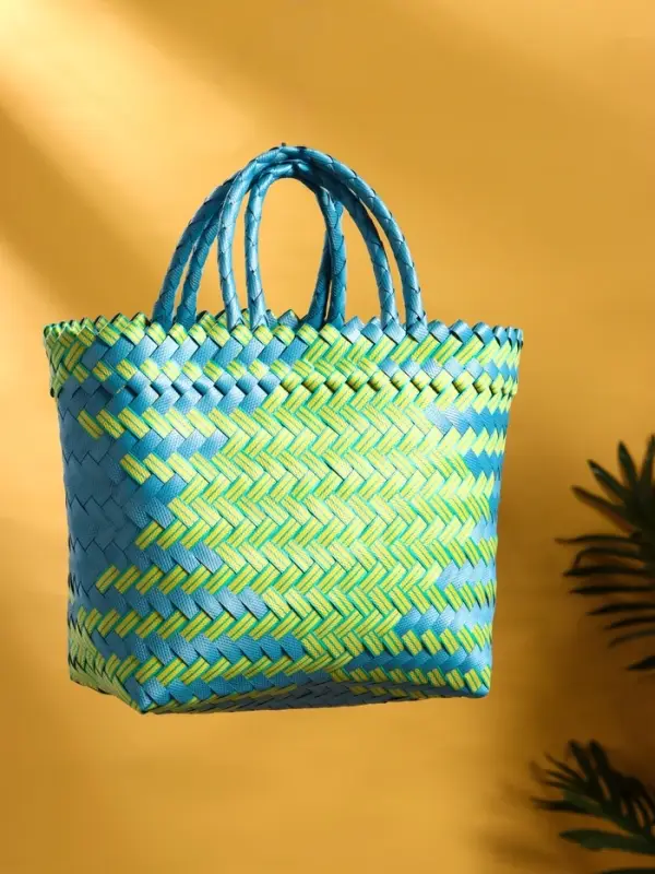 Сумка плетёная пластиковая 30х10х33 см, цв. сине-жёлтый Сумка плетёная пластиковая 30х10х33 см, цв. сине-жёлтый