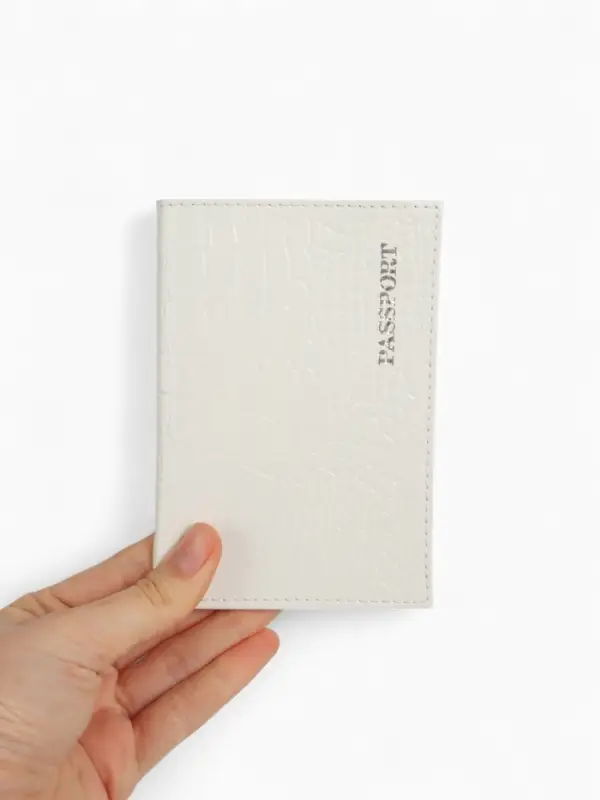 Обложка для паспорта, тиснение фольгой, натуральная кожа, крокодил, белый