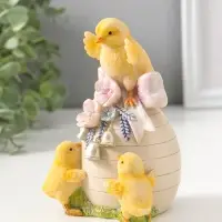 Сувенир полистоун "Цыплята с яичком с розовыми цветами и колокольчиками" 15 см