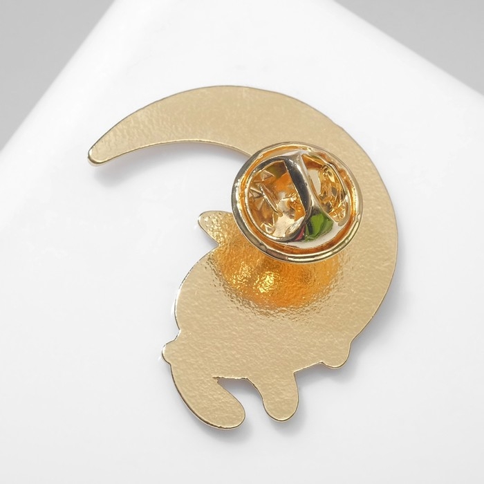 Значок «Кот» на Луне, цвет чёрно-белый в золоте Значок «Кот» на Луне, цвет чёрно-белый в золоте