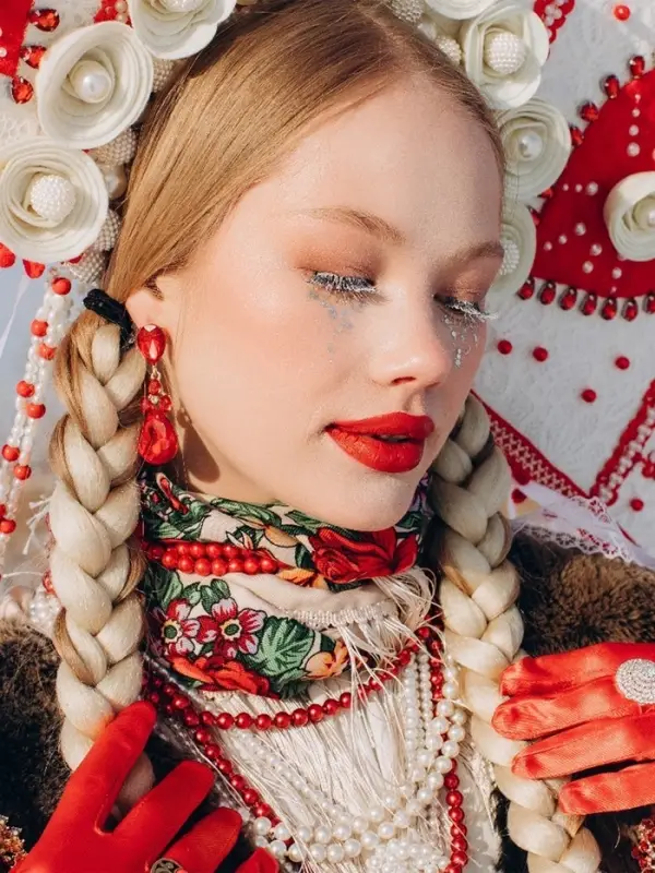 Серьги висячие со стразами &laquo;Вечеринка&raquo;, цветок из капель, красно-белые в золоте, 6.3 см