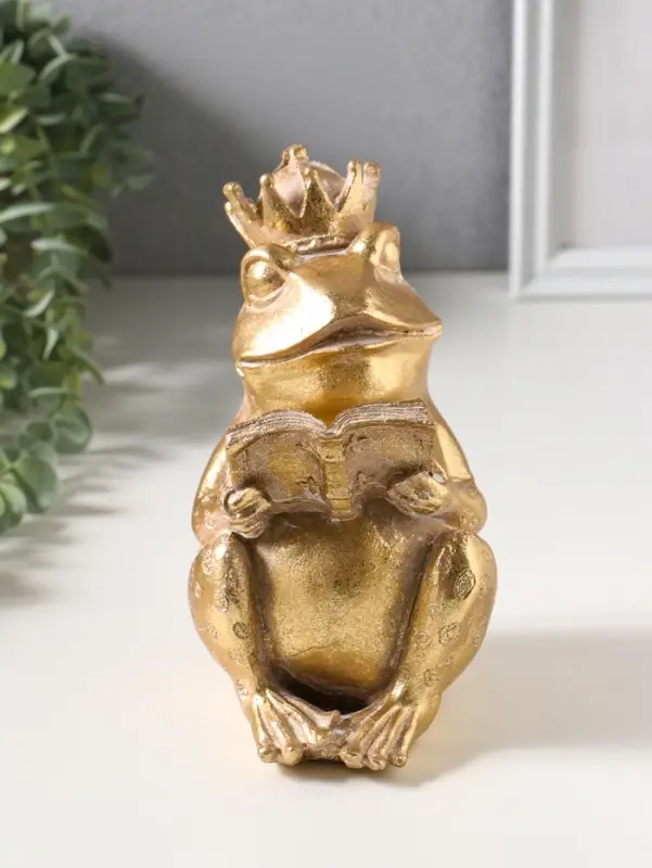Сувенир полистоун "Лягушка в короне, читает книгу" золото 12х9,3х17 см