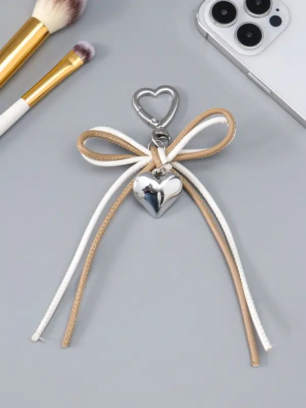 Брелок на карабине "Двойной бант с сердцем" бежево-белый 14х9х1,5 см