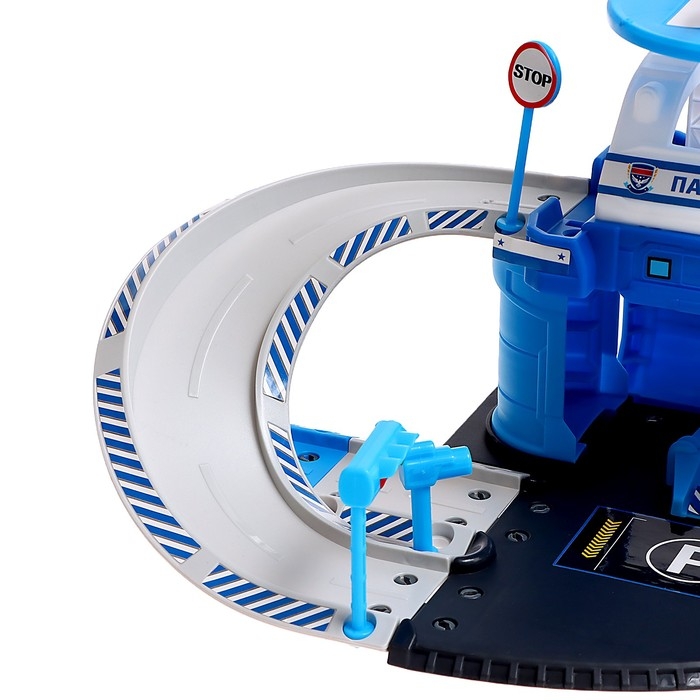 Парковка &laquo;Полицейский участок&raquo;, с металлическими машинкой и вертолётом