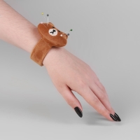 Игольница на браслете «Мишка», 23×6.5 см, коричневая