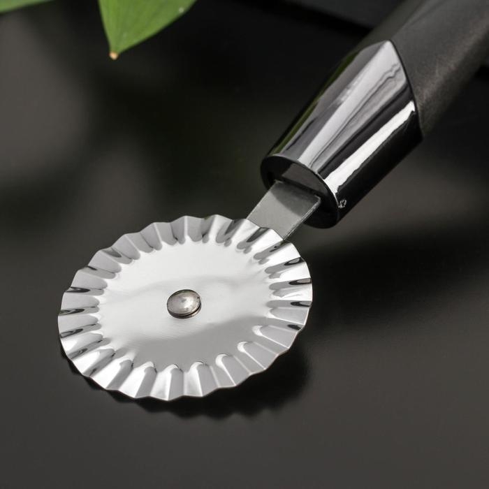 Нож для пиццы и теста Доляна «Хром», 20 см, ребристый, цвет чёрный Нож для пиццы и теста Доляна «Хром», 20 см, ребристый, цвет чёрный