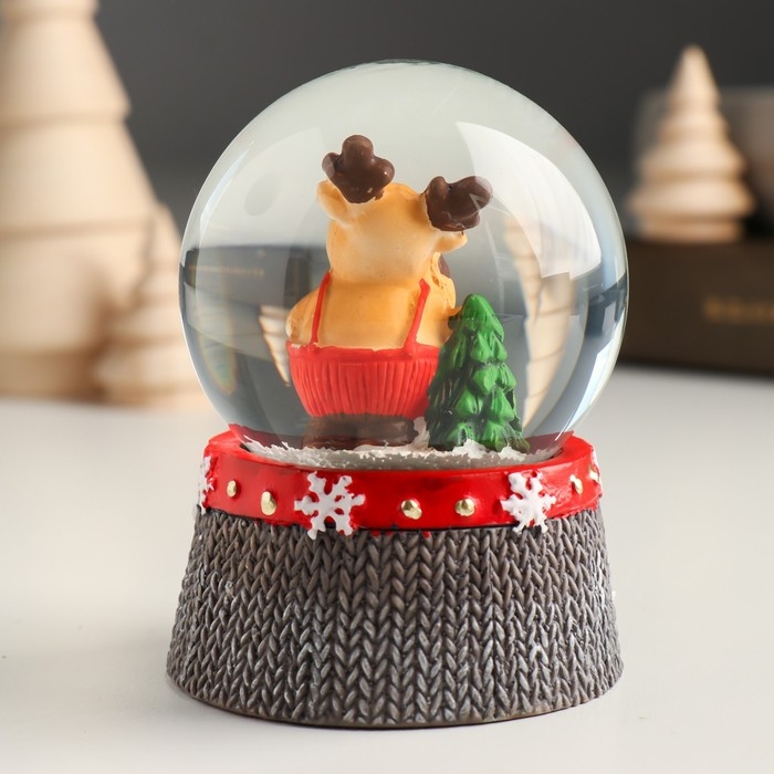 Сувенир полистоун водяной шар Сувенир полистоун водяной шар "Лосик в красном комбинезоне" 6,8х6,8х8,8 см