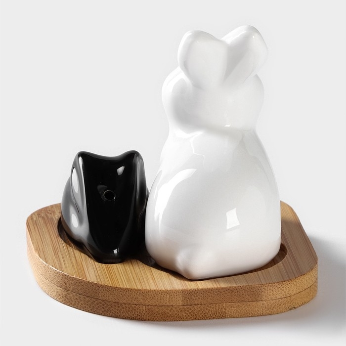 Набор фарфоровый для специй на бамбуковой подставке BellaTenero «Зайцы», 3 предмета: солонка 50 мл, перечница 20 мл, подставка, цвет белый и чёрный Набор фарфоровый для специй на бамбуковой подставке BellaTenero «Зайцы», 3 предмета: солонка 50 мл, перечница 20 мл, подставка, цвет белый и чёрный