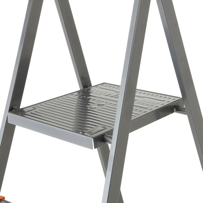 Стремянка Nika СМ5, широкие ступени, высота до рабочей площадки 1065 мм, 5 ступеней Стремянка Nika СМ5, широкие ступени, высота до рабочей площадки 1065 мм, 5 ступеней