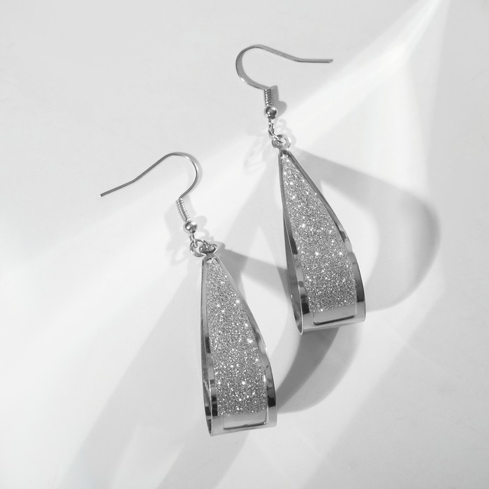 Серьги висячие "Волна" дуга, цвет белый в серебре, 7см