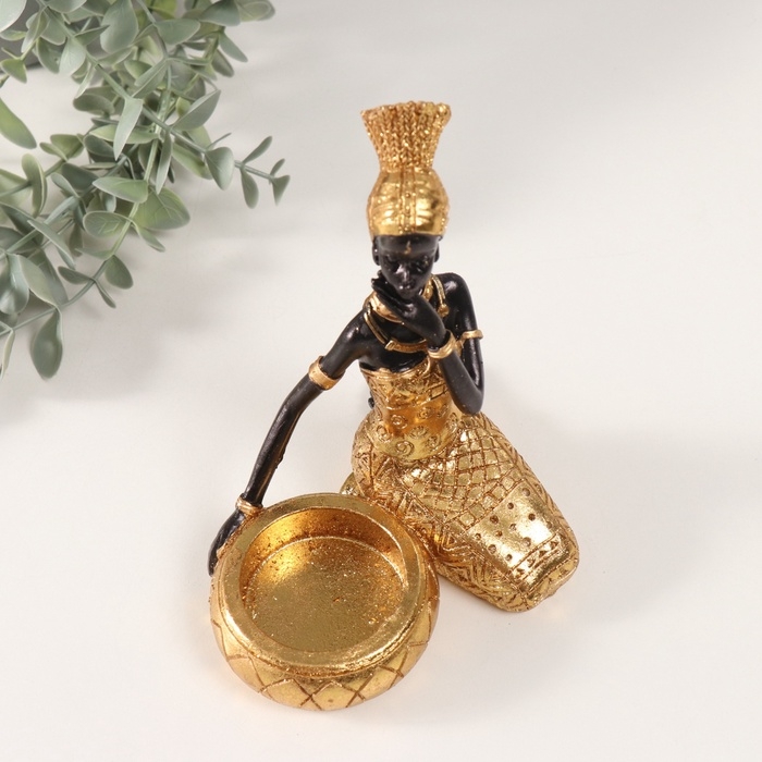 Сувенир полистоун подсвечник  Сувенир полистоун подсвечник "Африканка Рудо в золотом платье у чаши" d=4 см 10х12х15 см