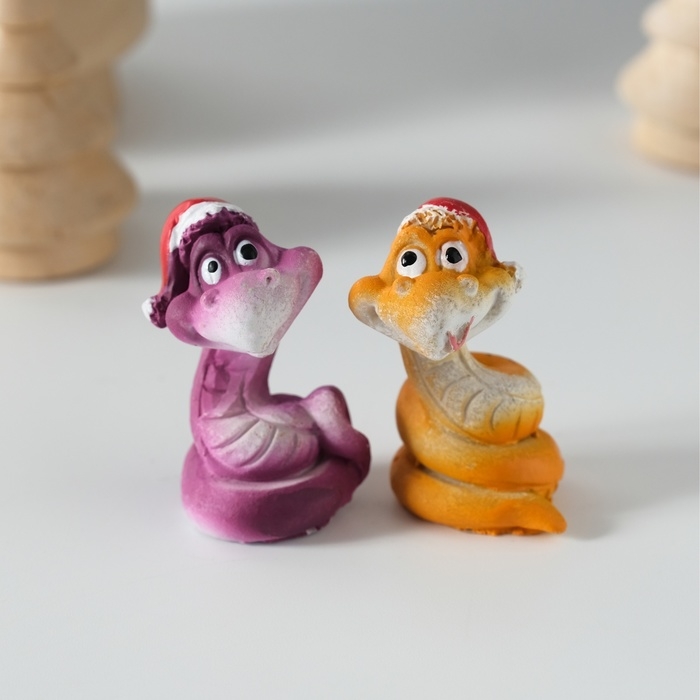 Сувенир полистоун Сувенир полистоун "Добрый змей в новогоднем колпаке" МИКС 2,5х2,5х4 см