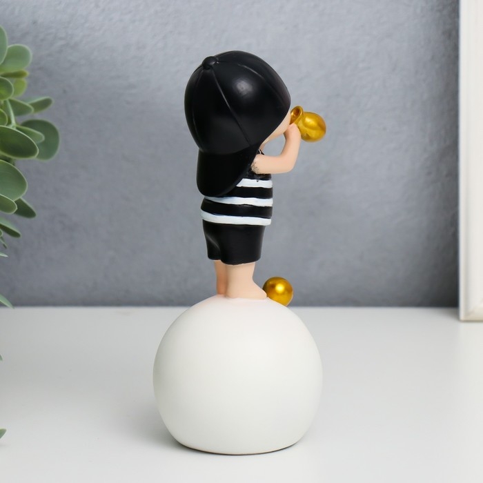 Сувенир полистоун  Сувенир полистоун "Малыш в чёрной кепке, с золотым пузырём на шаре" 15х7х7 см