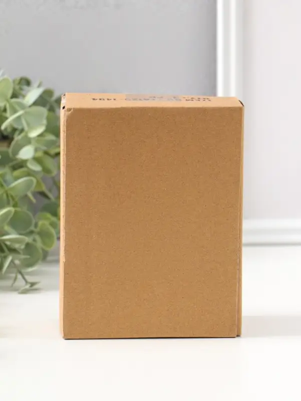 Сувенир полистоун "Зайки-малыши в зелёных нарядах, с большим жёлтым сердцем" 13,5 см