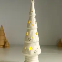 Сувенир керамика свет "Ёлочка со звёздами" белый с золотом 7х7х24 см Сувенир керамика свет "Ёлочка со звёздами" белый с золотом 7х7х24 см