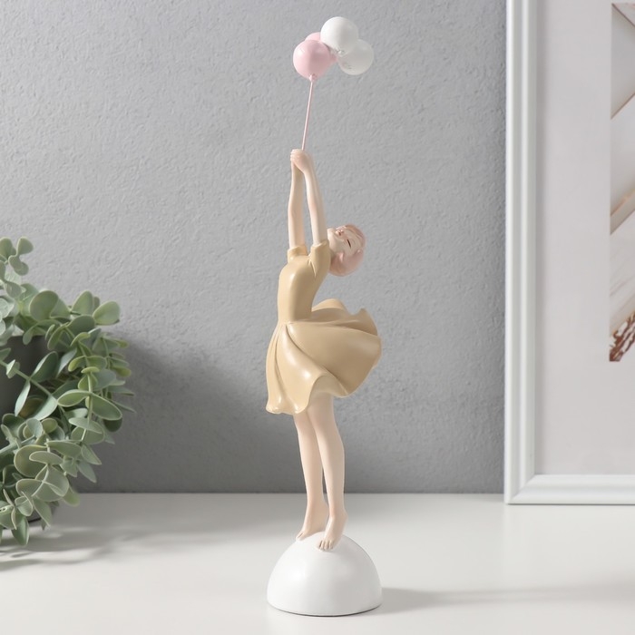 Сувенир полистоун Сувенир полистоун "Девушка в платьице с воздушными шарами" 7,4х6,6х31,2 см