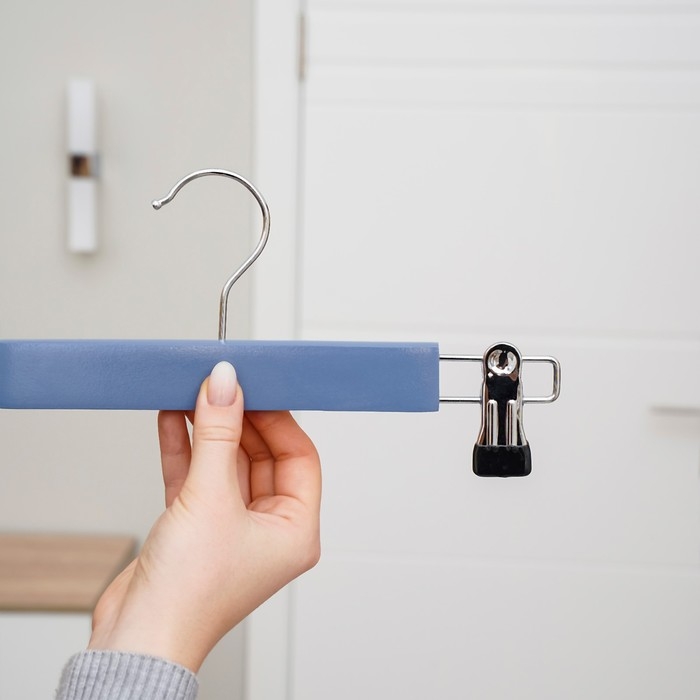 Вешалка для брюк и юбок деревянная с зажимами SAVANNA «Тэри», 28×11,5×2,8 см, цвет синий Вешалка для брюк и юбок деревянная с зажимами SAVANNA «Тэри», 28×11,5×2,8 см, цвет синий