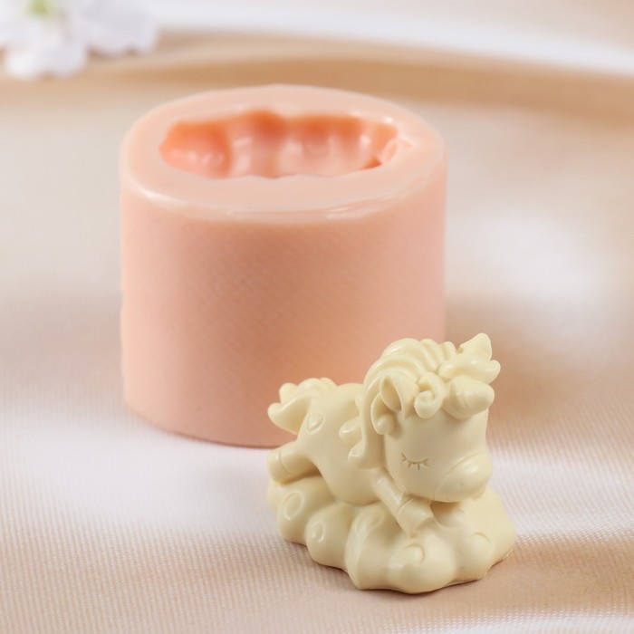 Молд силиконовый "Единорог лежит"  (издел. 5,7х3,6х4,2 см)