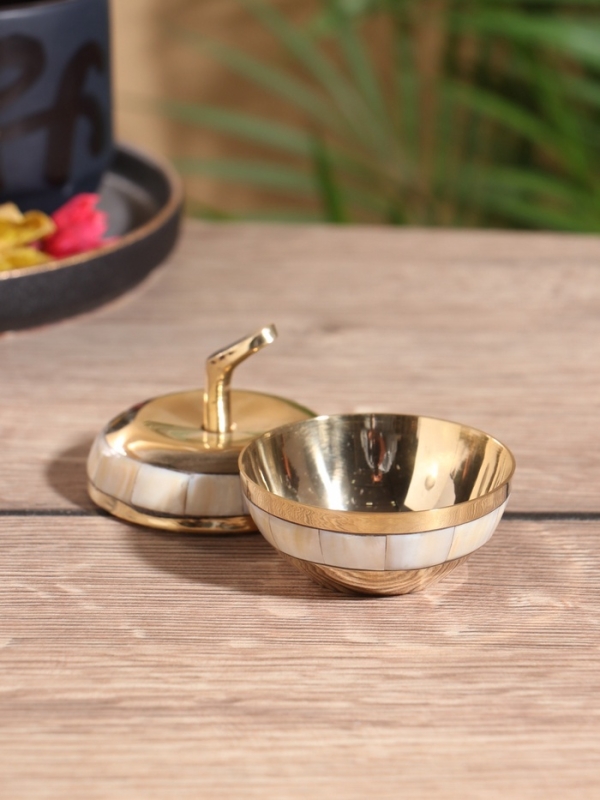 Шкатулка Шкатулка "Яблоко золотое" латунь с перламутром 6х6х6,5 см