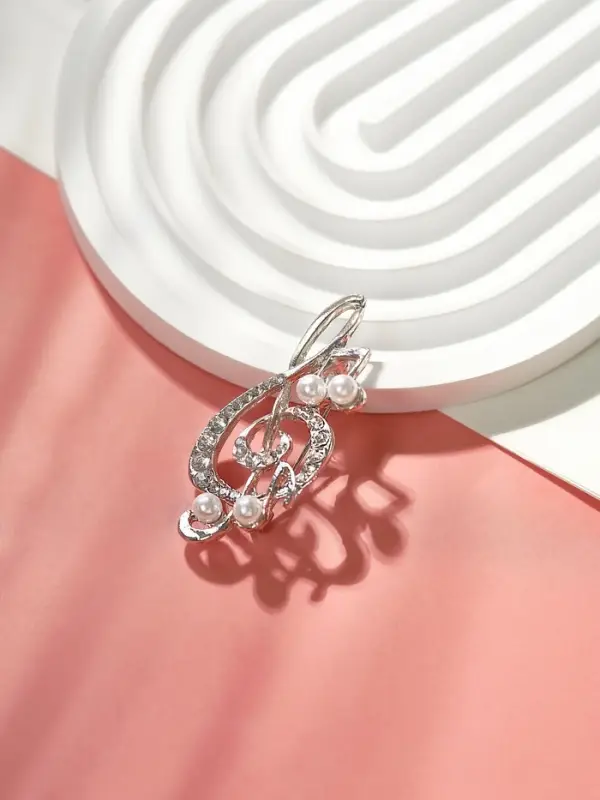 Брошь &laquo;Скрипичный ключ с жемчужными нотками&raquo;, белая в серебре