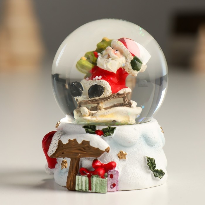 Сувенир полистоун водяной шар Сувенир полистоун водяной шар "Дедушка Мороз с ёлочкой с горы" 4,5х4,5х6,5 см
