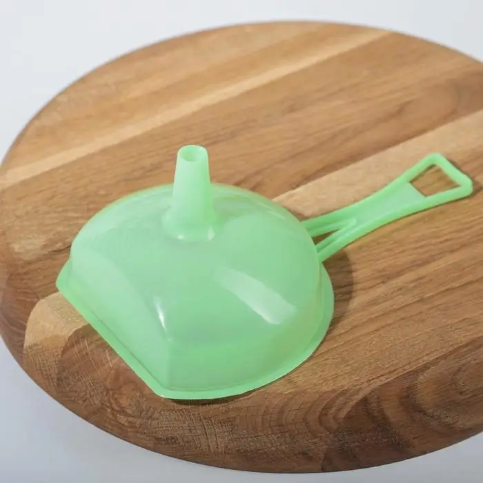 Воронка пластиковая с ручкой, 19×12×9 см, зелёная Воронка пластиковая с ручкой, 19×12×9 см, зелёная