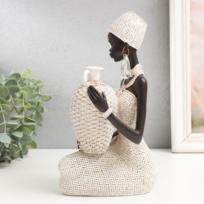 Сувенир полистоун  Сувенир полистоун "Африканка сидит с плетёным кувшином" белый 23х13,5х10,3 см