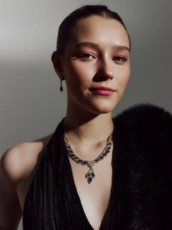 Набор 2 предмета: серьги, колье &laquo;Листопад&raquo;, ромб, изумрудно-белый в серебре, 45 см