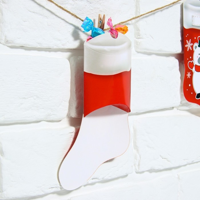 Гирлянда с прищепками новогодняя «Новогодние носочки», на Новый год, красная, длина 1.5 м. Гирлянда с прищепками новогодняя «Новогодние носочки», на Новый год, красная, длина 1.5 м.